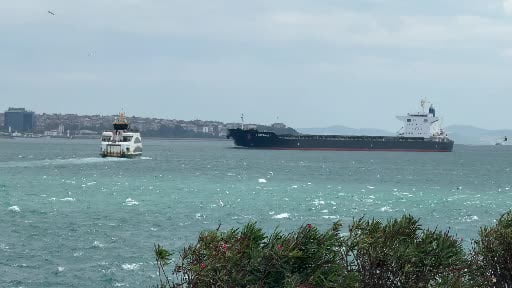 İstanbul'da gemiler şiddetli rüzgar nedeniyle zor anlar yaşadı