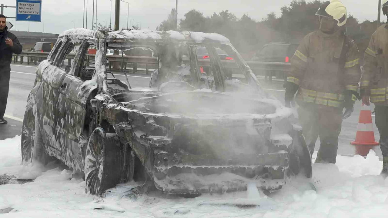 İSTANBUL'DA HAVALİMANI YOLUNDA MOTOR KISMINDAN ALEV ALAN LÜKS OTOMOBİL, KISA SÜREDE ALEV TOPUNA...