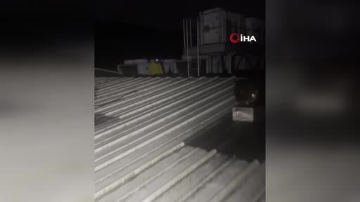 İstanbul'da jandarma ekipleri çatılardan geçerek mahsur kalan vatandaşları böyle kurtardı