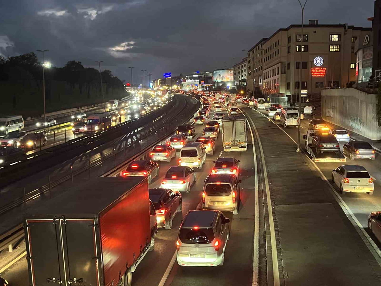 İSTANBUL'DA MESAİ ÇIKIŞINDA TRAFİK YOĞUNLUĞU YÜZDE 87'E ULAŞTI. E-5 KARA YOLU CENNET MAHALLESİ...