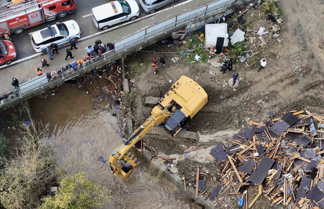 İSTANBUL'DA MEYDANA GELEN ŞİDDETLİ YAĞIŞIN ARDINDAN CAN KAYBI 4'E YÜKSELDİ. SARIYER'DE BULUNAN...