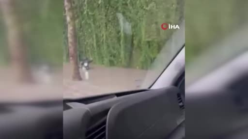 İstanbul'da suya batan motosikletinin zor anları kamerada