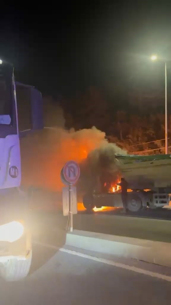 İSTANBUL'UN ARNAVUTKÖY İLÇESİNDE SEYİR HALİNDEYKEN YANGIN ÇIKAN HAFRİYAT KAMYONU KISA SÜREDE ALEV...