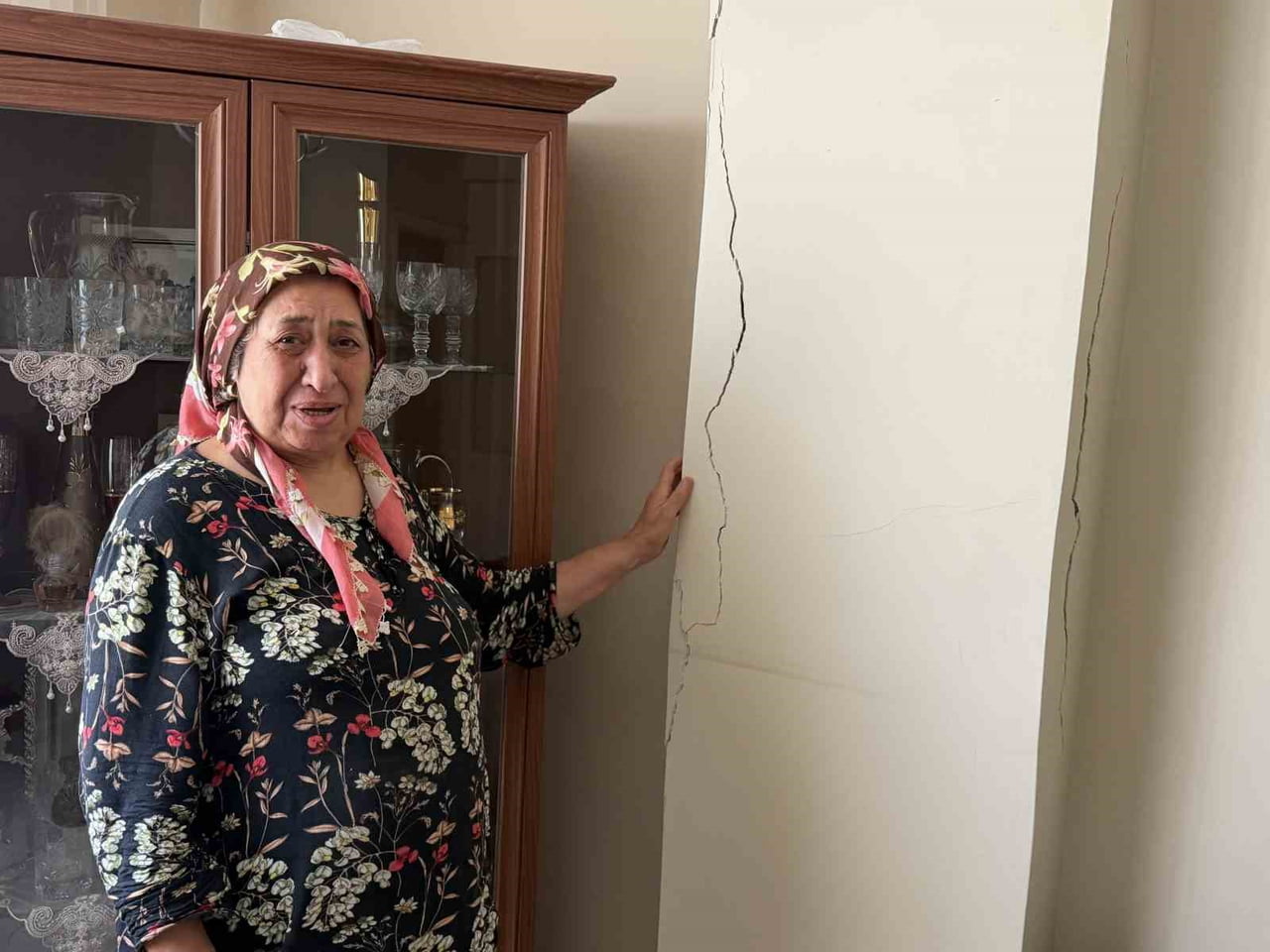 İSTANBUL'UN GÜNGÖREN İLÇESİNDE KENTSEL DÖNÜŞÜM KAPSAMINDA GERÇEKLEŞTİRİLEN APARTMAN YIKIMININ...