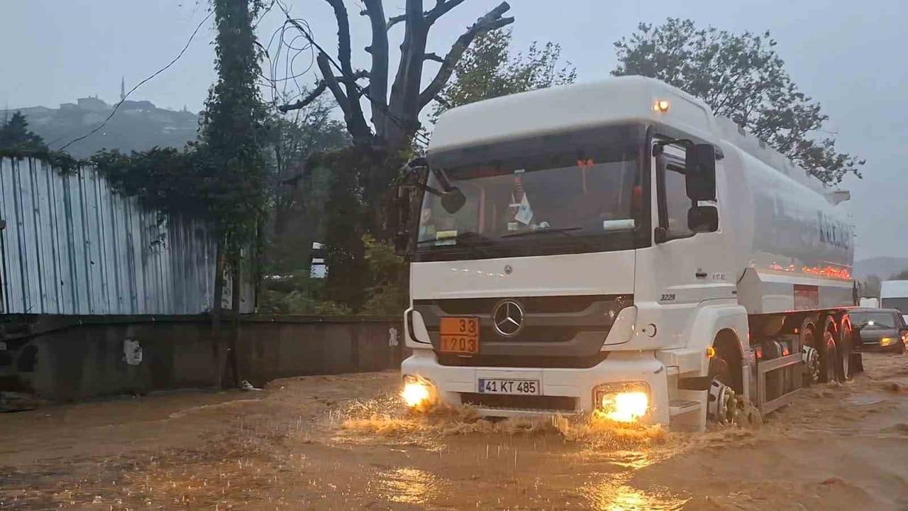 İSTANBUL'UN PEK ÇOK NOKTASINI ETKİSİ ALTINA ALAN ŞİDDETLİ YAĞIŞ NEDENİYLE BEYKOZ'DA ÇAMURLU SU...
