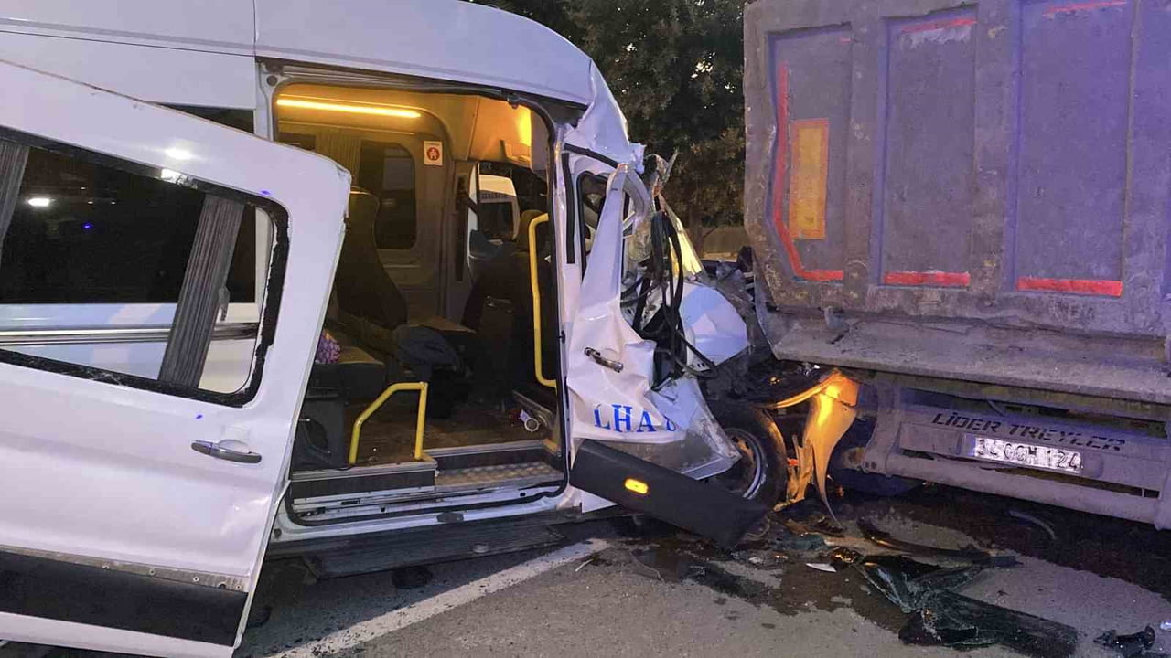 İSTANBUL ARNAVUTKÖY’DE SERVİS MİNİBÜSÜNÜN PARK HALİNDEKİ HAFRİYAT KAMYONUNA ÇARPMASI SONUCU...