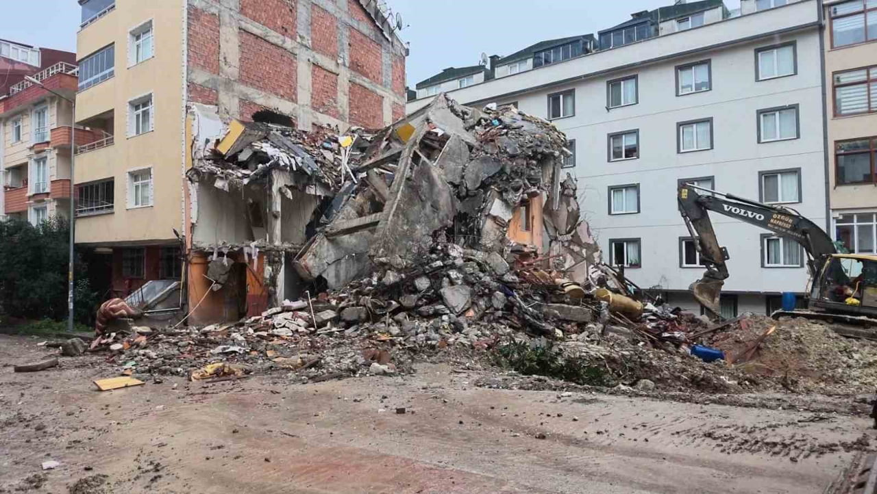 İSTANBUL AVCILAR’DA KENTSEL DÖNÜŞÜM KAPSAMINDA YIKIMI YAPILAN 4 KATLI BİNA, ANİDEN ÇÖKEREK...