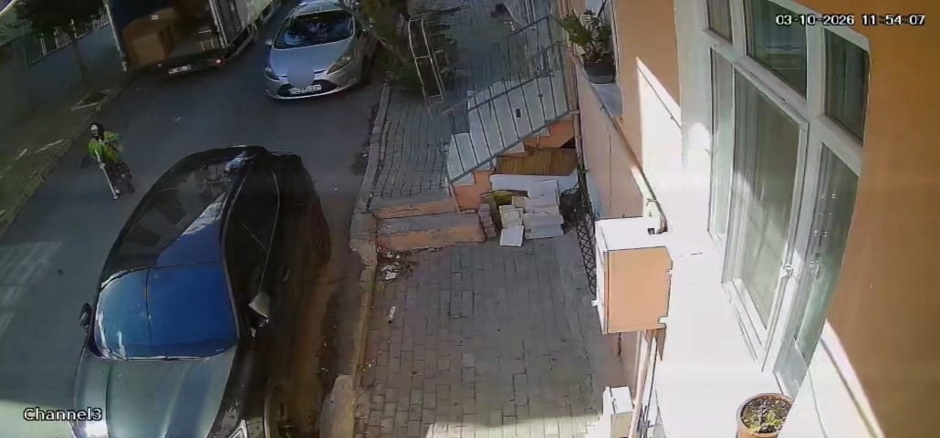 İSTANBUL AVCILAR’DA MAHALLEDE DİLENCİLİK YAPTIĞI SÖYLENEN YAŞLI BİR KADIN, GERİ GERİ GELEN YAPAN...