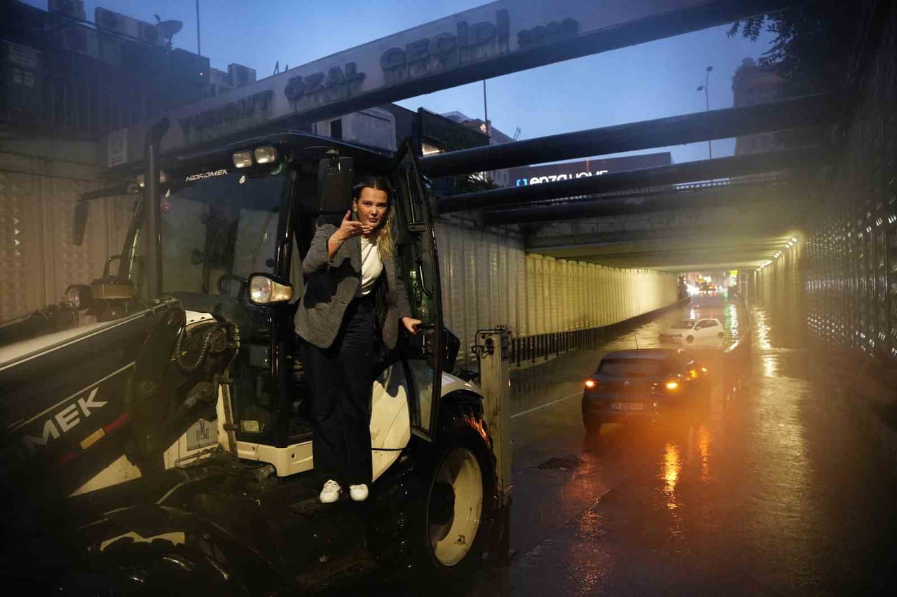 İSTANBUL BAHÇELİEVLER'DE SU BASAN ALT GEÇİTTE ARACINDA MAHSUR KALAN KADIN SÜRÜCÜ, İŞ MAKİNESİYLE...