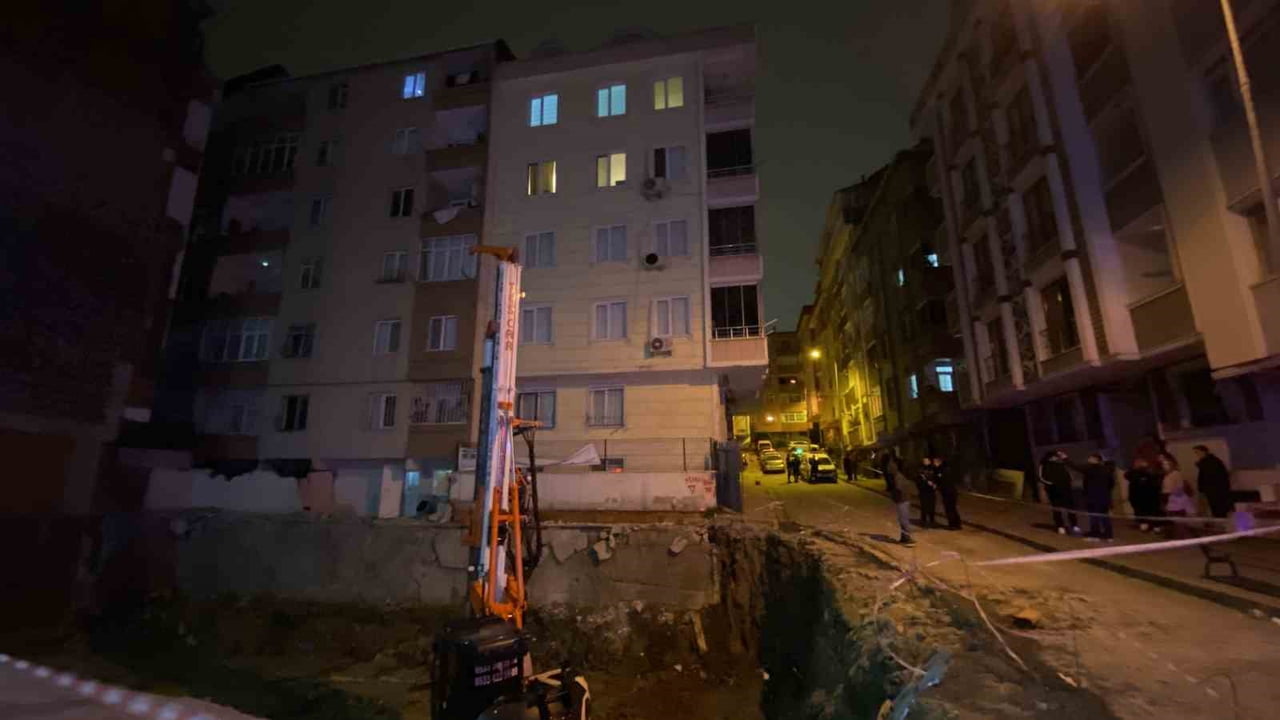 İSTANBUL BAHÇELİEVLER'DE TEMEL KAZISI YAPILAN İNŞAATIN İSTİNAT DUVARININ YIKILMASI SONUCU...