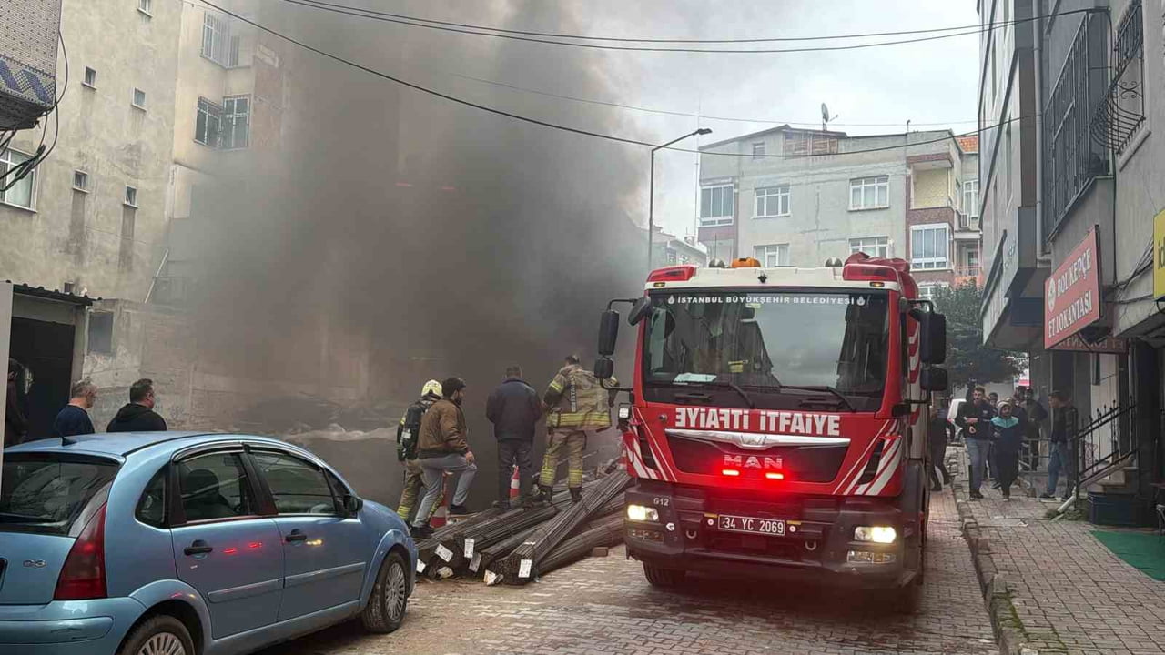 İSTANBUL BAHÇELİEVLER’DE BİR İNŞAATIN TEMELİNDEKİ İZOLASYON MALZEMELERİNİN ALEV ALMASIYLA ÇIKAN...