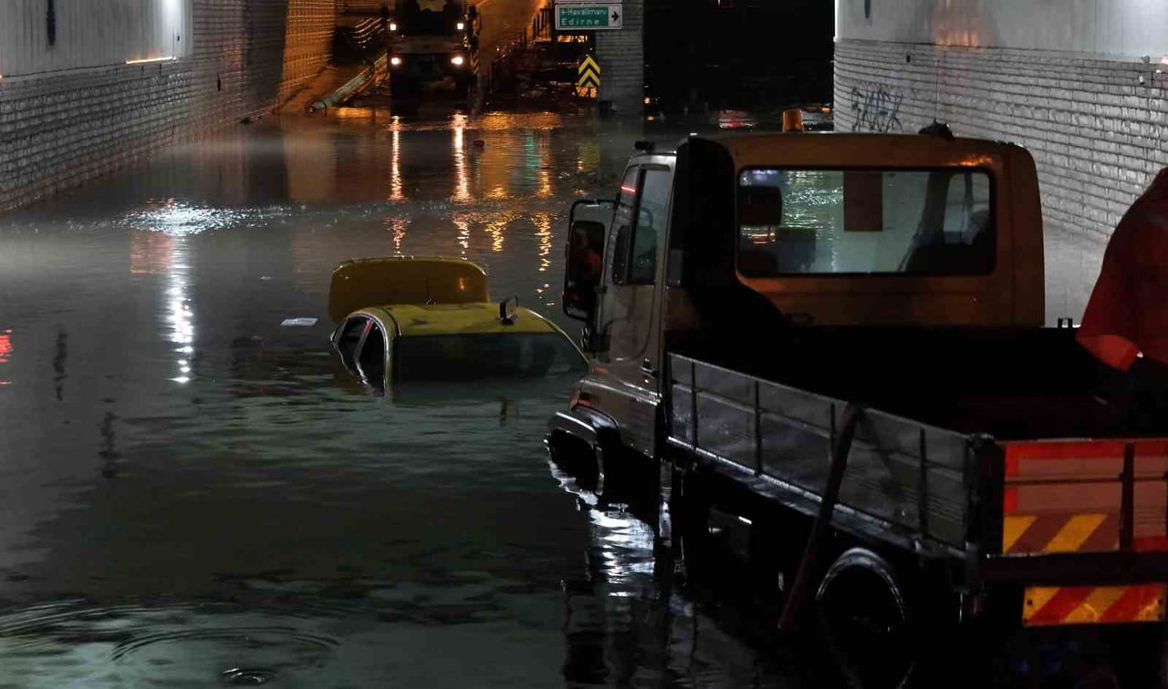İSTANBUL BAKIRKÖY’DE CADDE ÜZERİNDEKİ ALT GEÇİTTE BİRİKEN SUDA MAHSUR KALAN TİCARİ TAKSİ SÜRÜCÜSÜ...