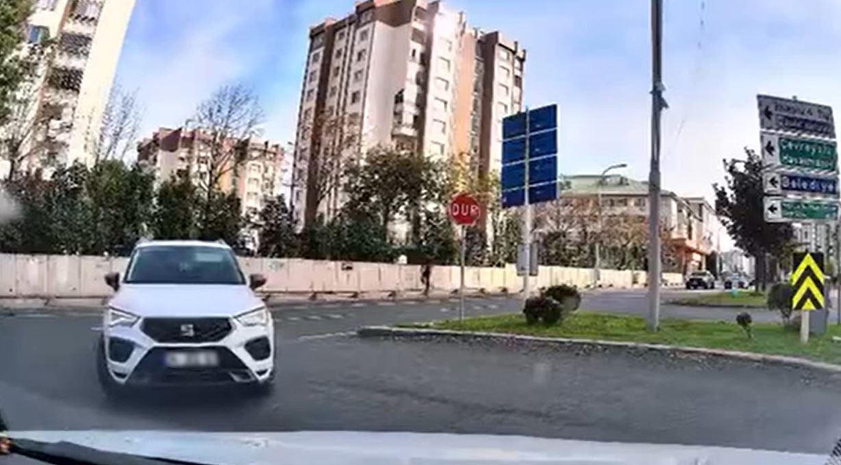 İSTANBUL BAŞAKŞEHİR’DE TERS YÖNE  DÖNÜŞ YAPMAK İÇİN ISRARCI OLAN  SÜRÜCÜ, GÖRÜNTÜLER SAYESİNDE...