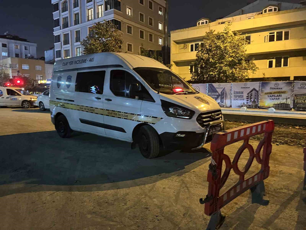 İSTANBUL BAYRAMPAŞA'DA İSKİ TARAFINDAN YÜRÜTÜLEN ALTYAPI ÇALIŞMALARI SIRASINDA DENGESİNİ...