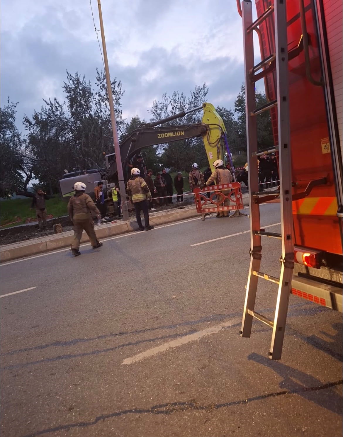 İSTANBUL BAYRAMPAŞA’DA, İSKİ TARAFINDAN YÜRÜTÜLEN ALTYAPI ÇALIŞMASI SIRASINDA GÖÇÜK MEYDANA GELDİ....