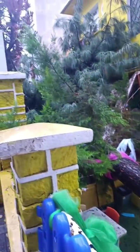 İSTANBUL’DA ETKİLİ OLAN SAĞANAK YAĞIŞ VE FIRTINANIN ARDINDAN ÜSKÜDAR’DA BİR ANAOKULUNUN...