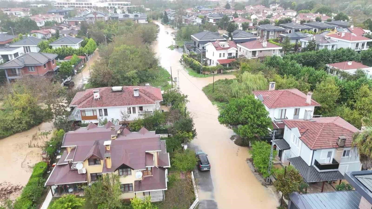 İSTANBUL’DA ETKİLİ OLAN SAĞANAK YAĞIŞIN ARDINDAN ŞİLE’DE SU BASKINLARI YAŞANDI. SU SEVİYESİNİN...