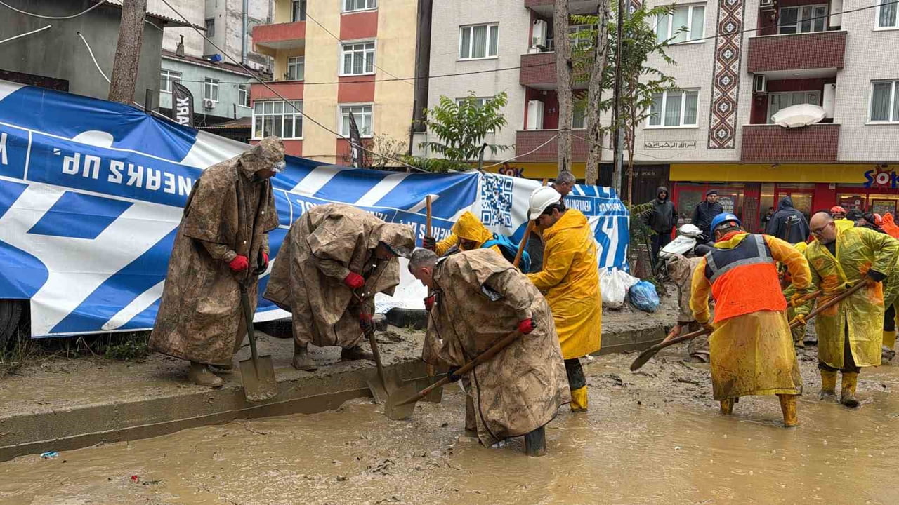 İSTANBUL’DA ETKİLİ OLAN SAĞANAK YAĞIŞIN ARDINDAN ZARAR GÖREN BÖLGELERDE TEMİZLİK ÇALIŞMALARI...