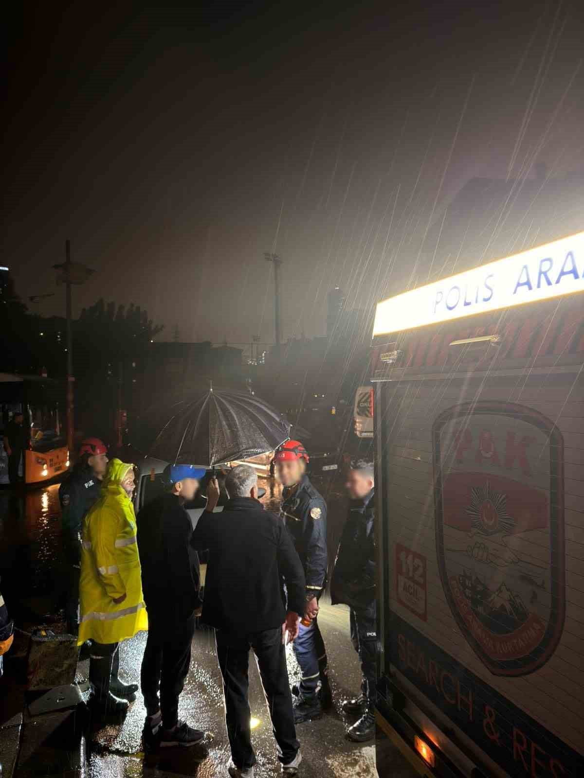 İSTANBUL’DA ETKİLİ OLAN YAĞIŞ NEDENİYLE YOLLARDA MAHSUR KALAN VATANDAŞLARIN YARDIMINA İSTANBUL...