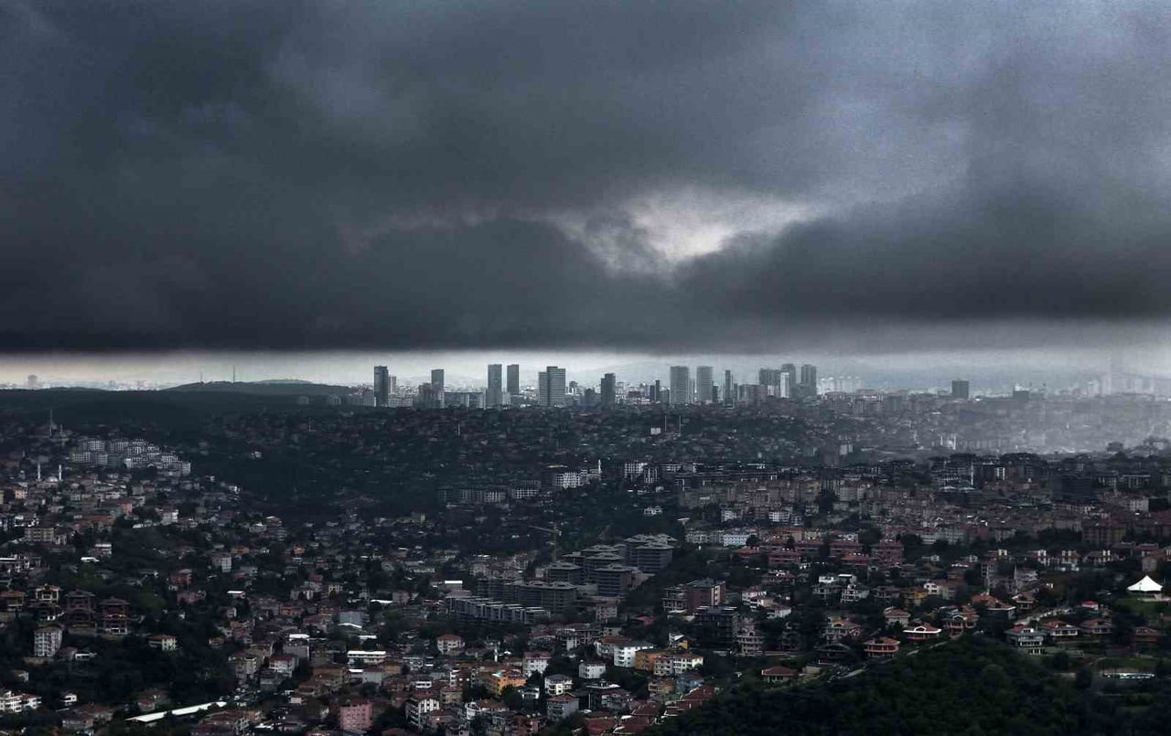 İSTANBUL’DA ETKİLİ OLAN YAĞMUR BULUTLARININ BOĞAZDAN GİRİŞİ HAVADAN GÖRÜNTÜLENDİ