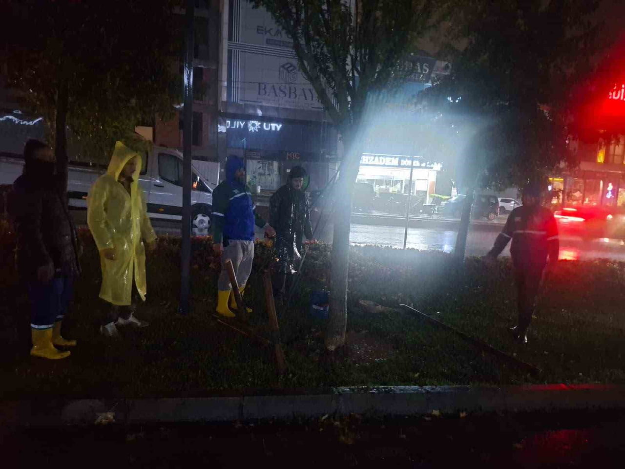 İSTANBUL’DA ETKİLİ OLAN YOĞUN YAĞIŞA KARŞI ARNAVUTKÖY BELEDİYESİ, 300 PERSONEL VE 80 ARAÇLA 7/24...