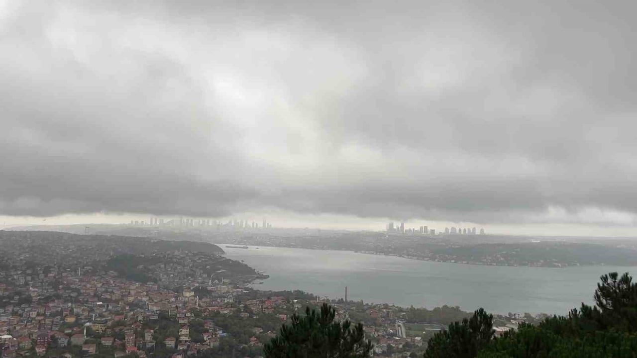 İSTANBUL’DA GECE SAATLERİNDEN İTİBAREN ETKİSİNİ ARTIRAN SAĞANAK YAĞIŞIN ARDINDAN BOĞAZ’IN ÜZERİNDE...