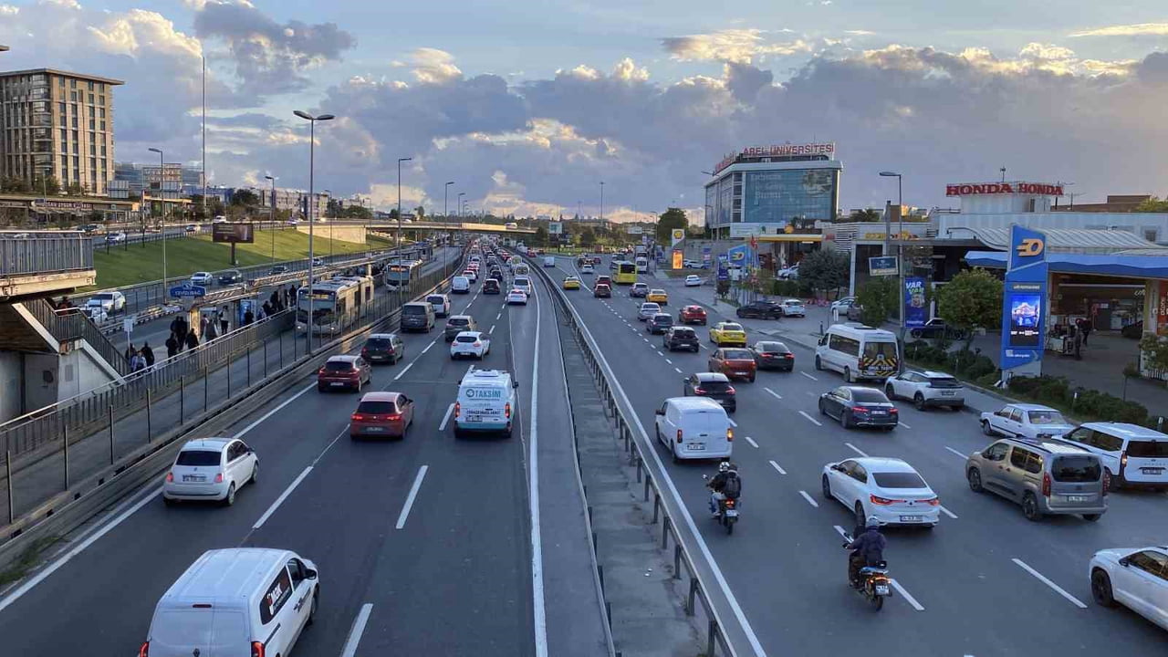 İSTANBUL’DA GEÇTİĞİMİZ GÜNLERDE ARALIKLARLA ETKİLİ OLAN YAĞIŞLAR NEDENİYLE SABAH VE AKŞAM...