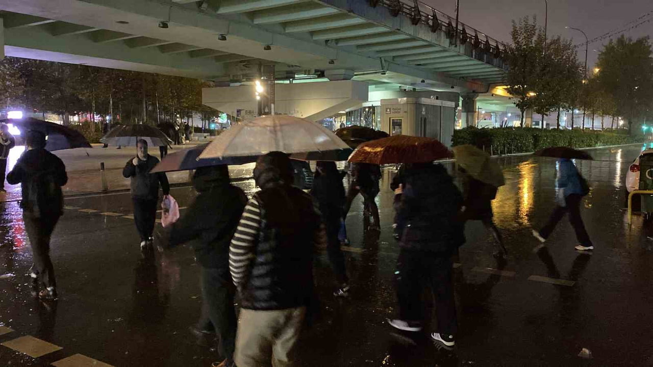 İSTANBUL’DA SABAHIN ERKEN SAATLERİNDE ETKİLİ OLAN SAĞANAK YAĞIŞ, İŞE GİTMEK İÇİN YOLA ÇIKAN...