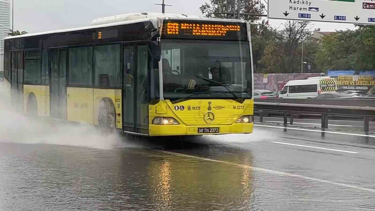 İSTANBUL’DA ÜÇ GÜNDÜR ETKİLİ OLAN SAĞANAK YAĞIŞ, BAZI BÖLGELERDE ETKİSİNİ AZALTIRKEN ÖZELLİKLE...