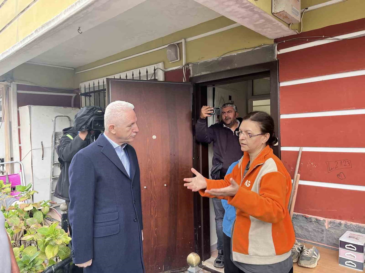 İSTANBUL’DA YAŞANAN SAĞANAK YAĞIŞLARIN ARDINDAN HASAR TESPİT ÇALIŞMALARI DEVAM EDERKEN, İSTANBUL...