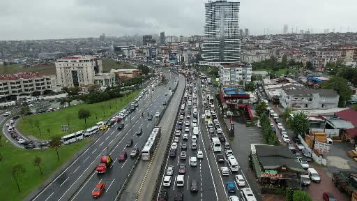 İstanbul’da yoğun trafik oluştu, sürücüler ilerlemekte güçlük çekti