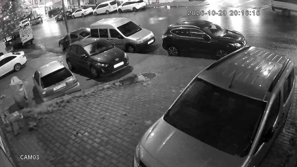 İSTANBUL ESENYURT'TA DİREKSİYON HAKİMİYETİNİ KAYBEDEN SÜRÜCÜ PARK HALİNDEKİ ARAÇLARA ÇARPTI....