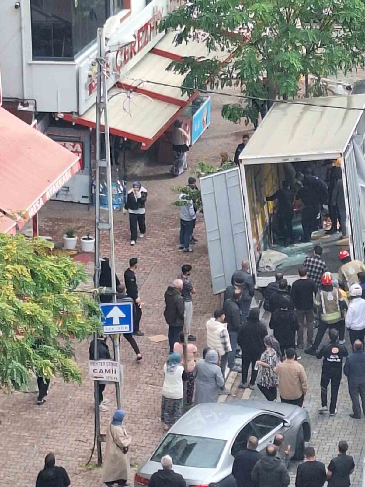 İSTANBUL ESENYURT'TA YÜK İNDİRMEYE GELEN KAMYONETİN İÇERİSİNDE BULUNAN İKİ İŞÇİNİN ÜZERİNE CAM...