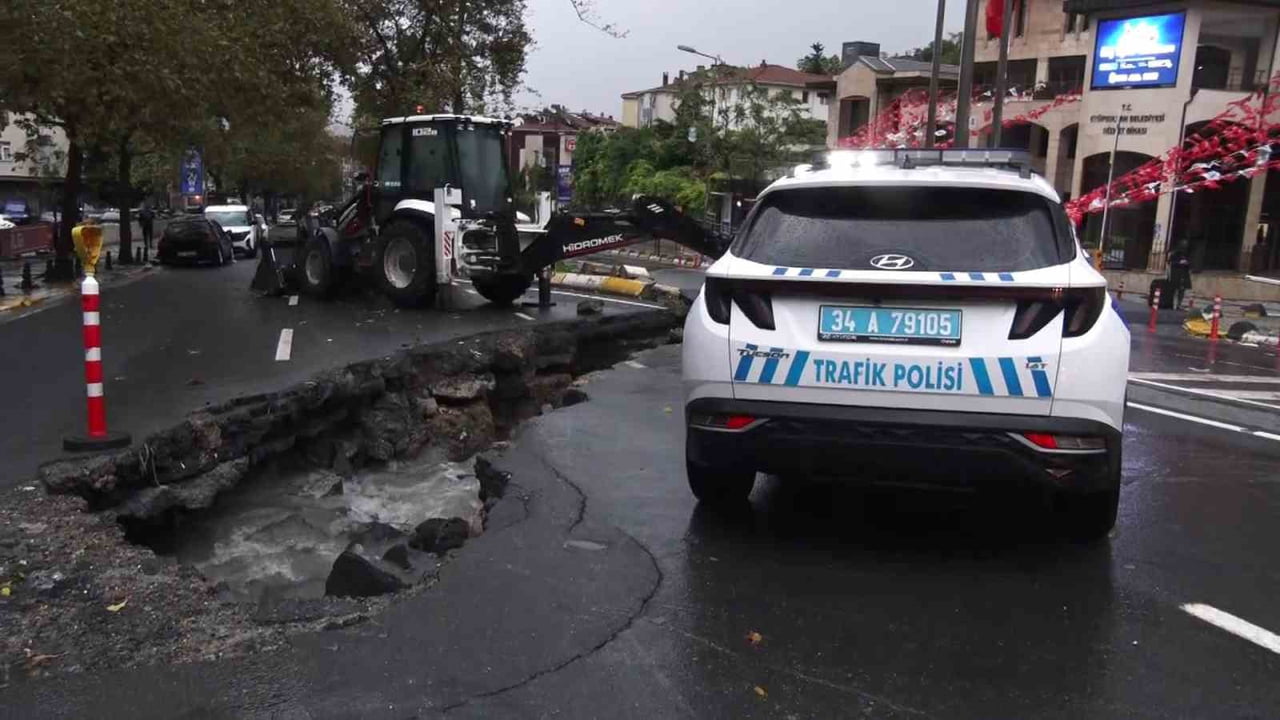 İSTANBUL EYÜPSULTAN'DA ŞİDDETLİ YAĞIŞ SIRASINDA YOL ÇÖKTÜ. POLİS, OLAY YERİNDE ÖNLEM...