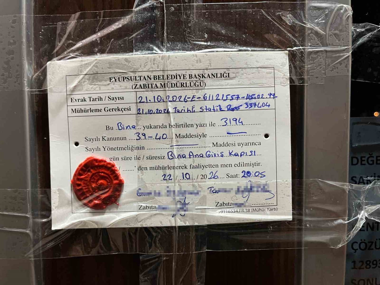 İSTANBUL EYÜPSULTAN’DA 5 KATLI BİNANIN KOLONLARINDAN SES GELMESİ ÜZERİNE VATANDAŞLAR TAHLİYE...