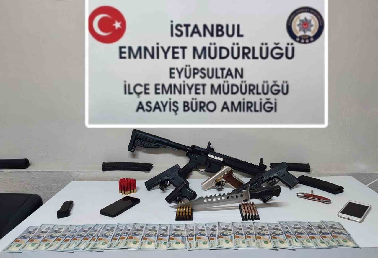 İSTANBUL EYÜPSULTAN’DA SİLAH TİCARETİNE YÖNELİK DÜZENLENEN OPERASYONDA YAKALANAN 2 ŞÜPHELİ...