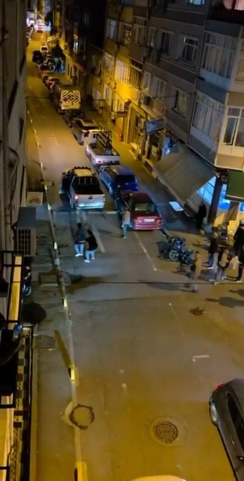 İSTANBUL FATİH'TE 2 GRUP ARASINDA ÇIKAN KAVGA SONRASI TARAFLARDAN BİRİ ARAÇLA OLAY YERİNDEN...
