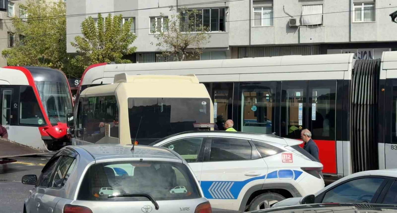 İSTANBUL GÜNGÖREN’DE TERS YÖNDEN DÖNÜŞ YAPAN TİCARİ MİNİBÜSE TRAMVAY ÇARPTI. DÖRT KİŞİNİN...