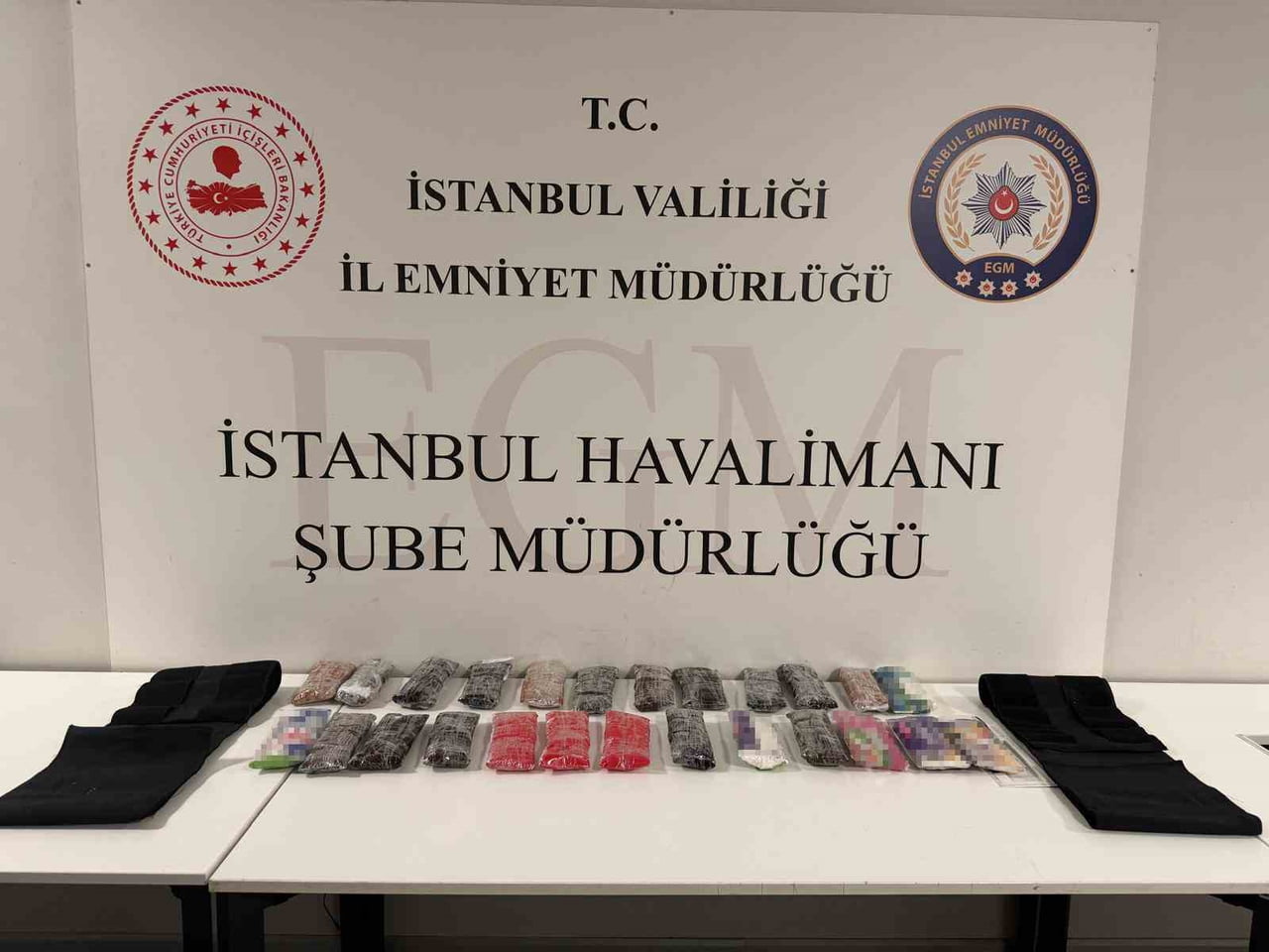 İSTANBUL HAVALİMANI’NDA POLİS EKİPLERİNİN TAKİBE ALDIĞI 2 ŞÜPHELİNİN YAPILAN ÜST ARAMASINDA, KORSE...