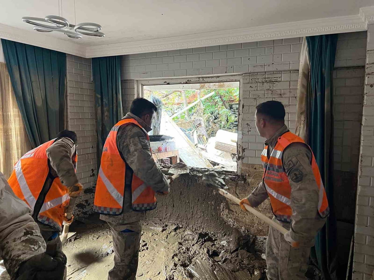 İSTANBUL İL JANDARMA KOMUTANLIĞI’NA BAĞLI EKİPLER, İLK GÜNDEN İTİBAREN BÜYÜK BİR TİTİZLİKLE ARAMA...