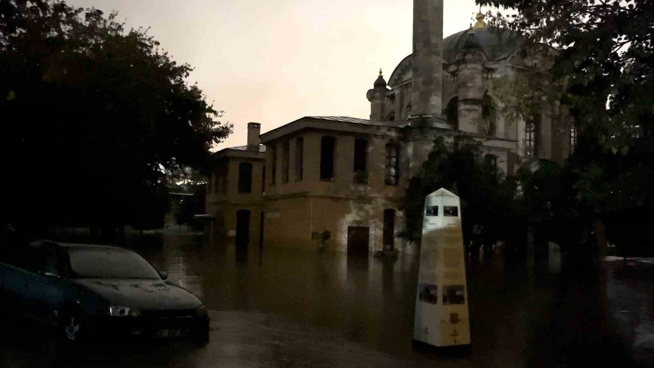İSTANBUL KAĞITHANE’DE ETKİLİ OLAN ŞİDDETLİ YAĞIŞ NEDENİYLE KAĞITHANE DERESİ TAŞTI. TAŞKIN SONUCU...