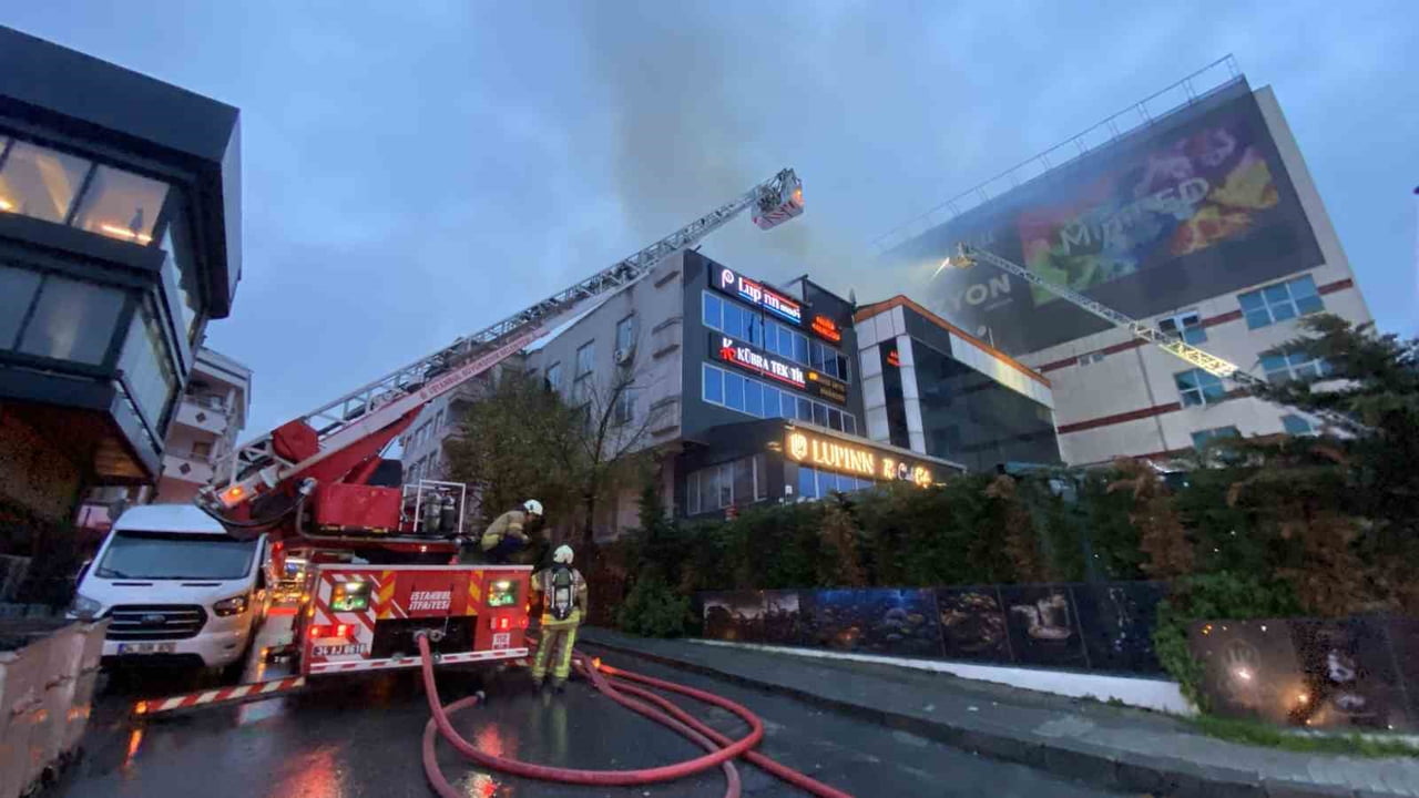 İSTANBUL KÜÇÜKÇEKMECE’DE 4 KATLI TEKSTİL ATÖLYESİNİN ÇATISINDA ÇIKAN YANGIN, BİTİŞİKTEKİ...