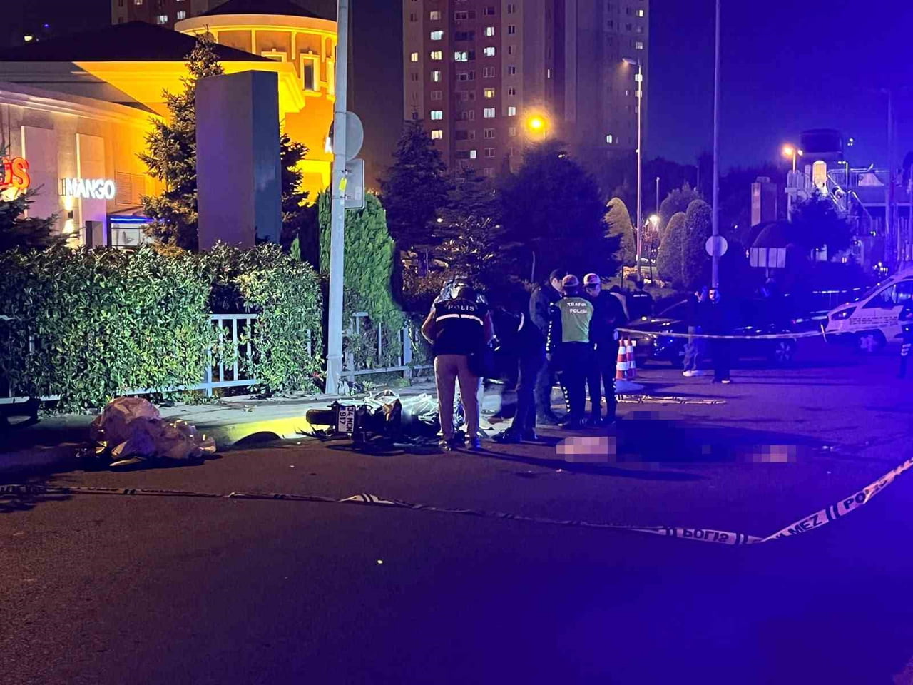 İSTANBUL KÜÇÜKÇEKMECE’DE MOTOSİKLETİN OTOMOBİLLE ÇARPIŞTIĞI KAZADA MOTOSİKLET SÜRÜCÜSÜ HAYATINI...