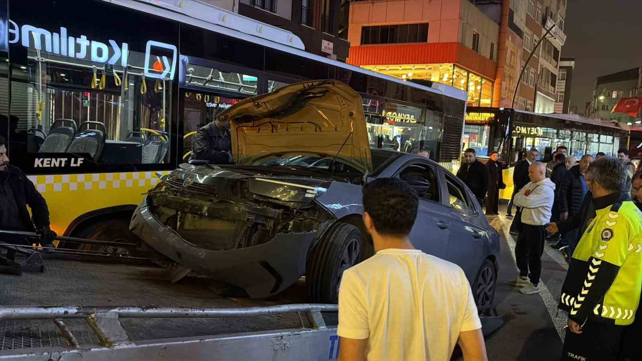 İSTANBUL KÜÇÜKÇEKMECE’DE SEYİR HALİNDEKİ OTOMOBİL, ÖNÜNDEKİ DOLMUŞA ÇARPTI. KAZADA DOLMUŞUN...