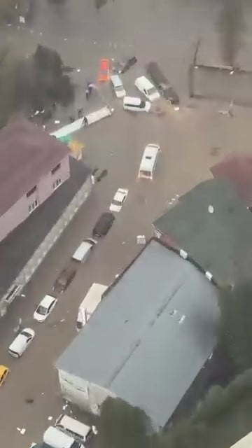 İSTANBUL SARIYER'DE ONLARCA ARAÇ GÖLE DÖNEN YOLDA SUYA GÖMÜLDÜ.