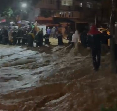 İSTANBUL SARIYER’DE ETKİLİ OLAN SAĞANAK YAĞIŞ NEDENİYLE MAHSUR KALAN VATANDAŞLAR, HALAT YARDIMIYLA...