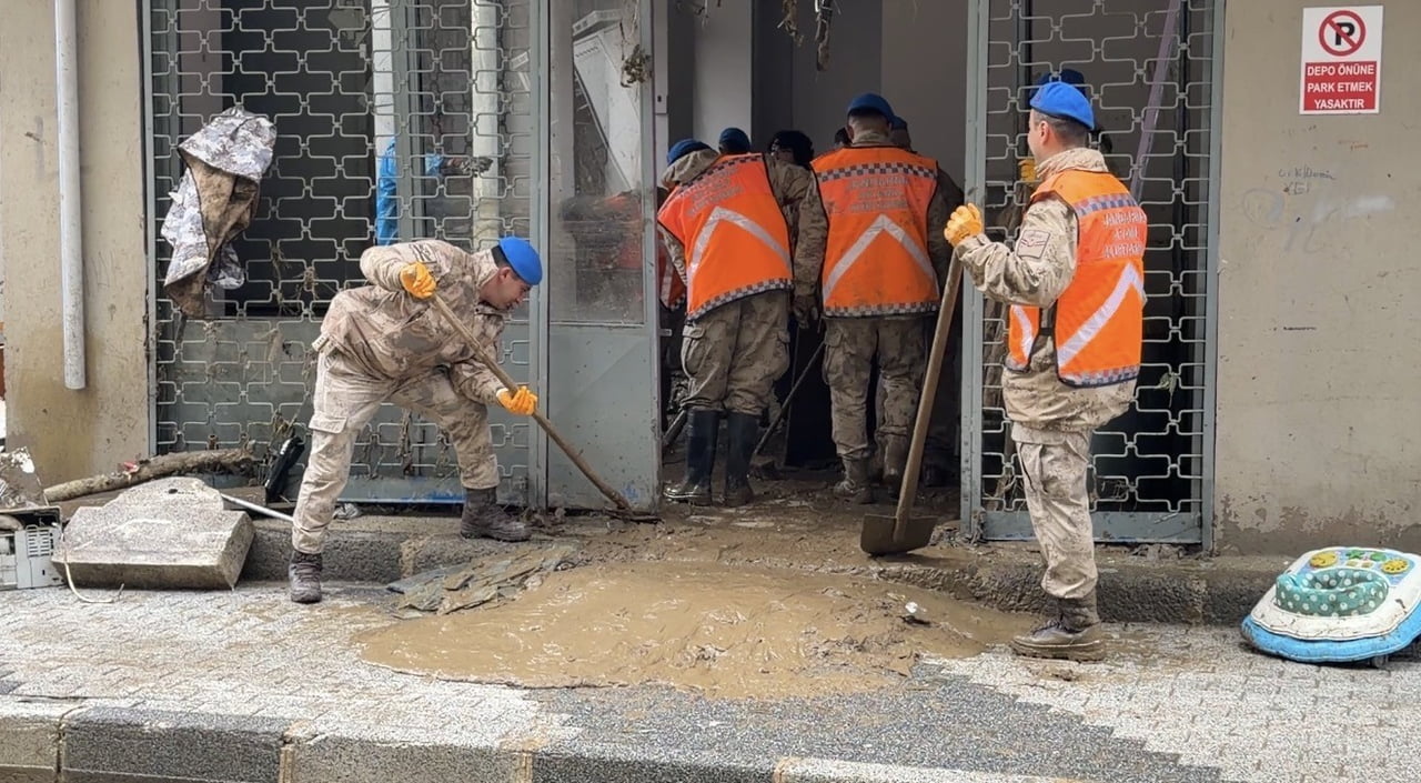 İSTANBUL SARIYER’DE SAĞANAK YAĞIŞIN ARDINDAN MEYDANA GELEN SELİN İZLERİNİ SİLMEK İÇİN BAŞLATILAN...