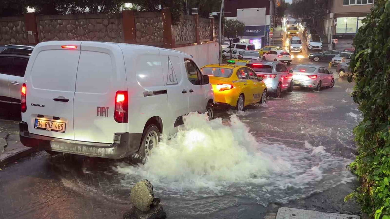 İSTANBUL ŞİŞLİ’DE SAĞANAK YAĞIŞLA BİRLİKTE FIRTINA ETKİLİ OLURKEN, KANALİZASYONLAR TAŞTI, YOLLAR...