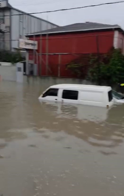 İSTANBUL SULTANGAZİ'DE HABİBLER MAHALLESİ YAYLA YOLUNDA YAŞANAN SU BASKINININ İLK ANLARI KAMERAYA...