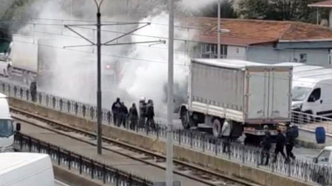 İSTANBUL SULTANGAZİ’DE SEYİR HALİNDEKİ BİR KAMYONUN ÖN KISMINDA BİLİNMEYEN NEDENLE YANGIN ÇIKTI....